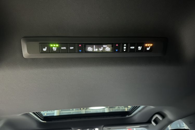 Used Toyota SIENNA 2024 2.5L Hybrid Four-Wheel Drive Prestige Edition Interior 13