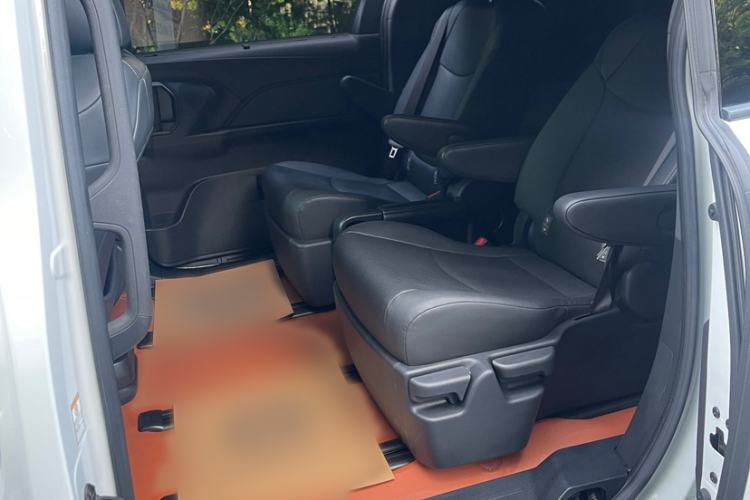 Used Toyota SIENNA 2024 2.5L Hybrid Four-Wheel Drive Luxury Edition Interior 15