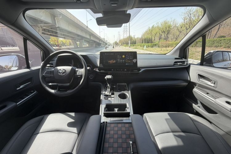 Used Toyota SIENNA 2024 2.5L Hybrid Four-Wheel Drive Prestige Edition Interior 2