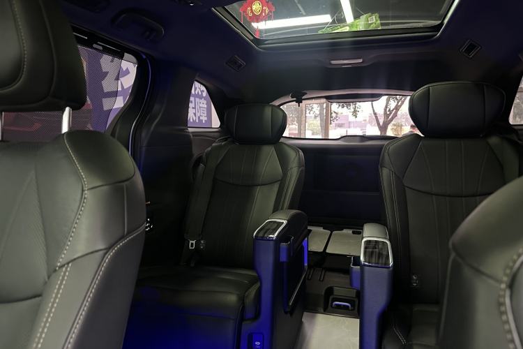 Used Toyota SIENNA 2024 2.5L Hybrid Platinum Edition Interior 2