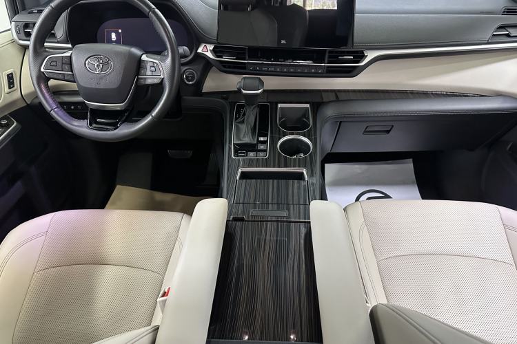 Used Toyota SIENNA 2024 2.5L Hybrid Platinum Edition Interior 2