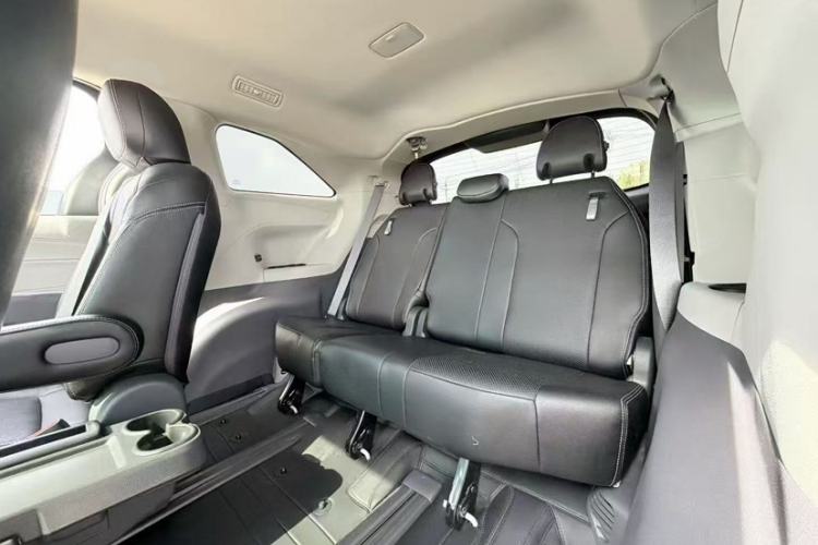 Used Toyota SIENNA 2024 2.5L Hybrid Comfort Edition Interior 2