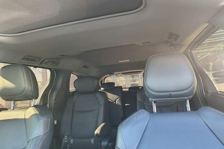 Used Toyota SIENNA 2024 2.5L Hybrid Four-Wheel Drive Prestige Edition Interior 2