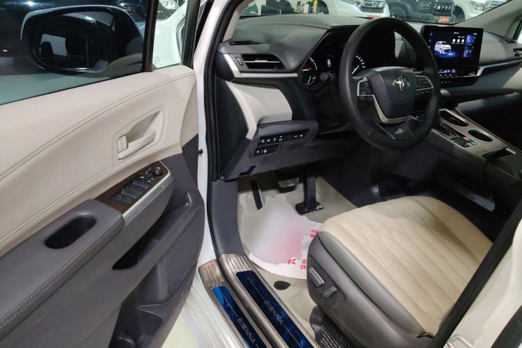 Used Toyota SIENNA 2024 2.5L Hybrid Comfort Edition Interior 3