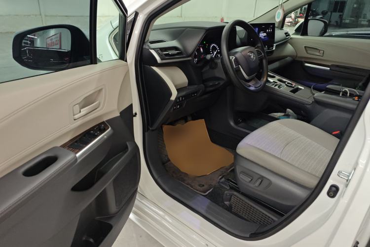 Used Toyota SIENNA 2024 2.5L Hybrid Comfort Edition Interior 3