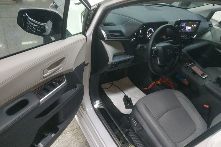 Used Toyota SIENNA 2024 2.5L Hybrid Comfort Edition Interior 3