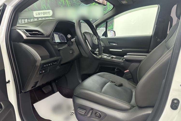 Used Toyota SIENNA 2024 2.5L Hybrid Platinum Edition Interior 3