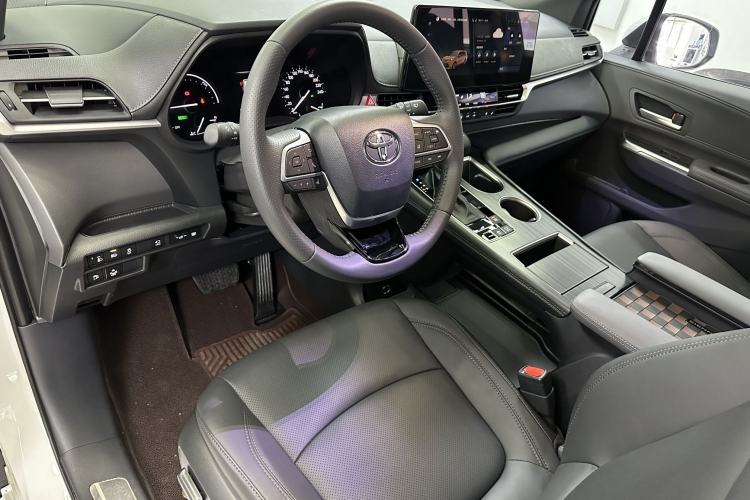 Used Toyota SIENNA 2024 2.5L Hybrid Four-Wheel Drive Prestige Edition Interior 3