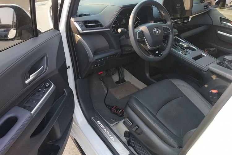 Used Toyota SIENNA 2024 2.5L Hybrid Luxury Edition Interior 3