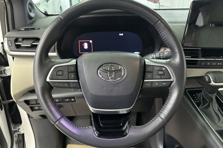 Used Toyota SIENNA 2024 2.5L Hybrid Platinum Edition Interior 3