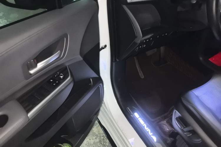 Used Toyota SIENNA 2024 2.5L Hybrid Luxury Edition Interior 3