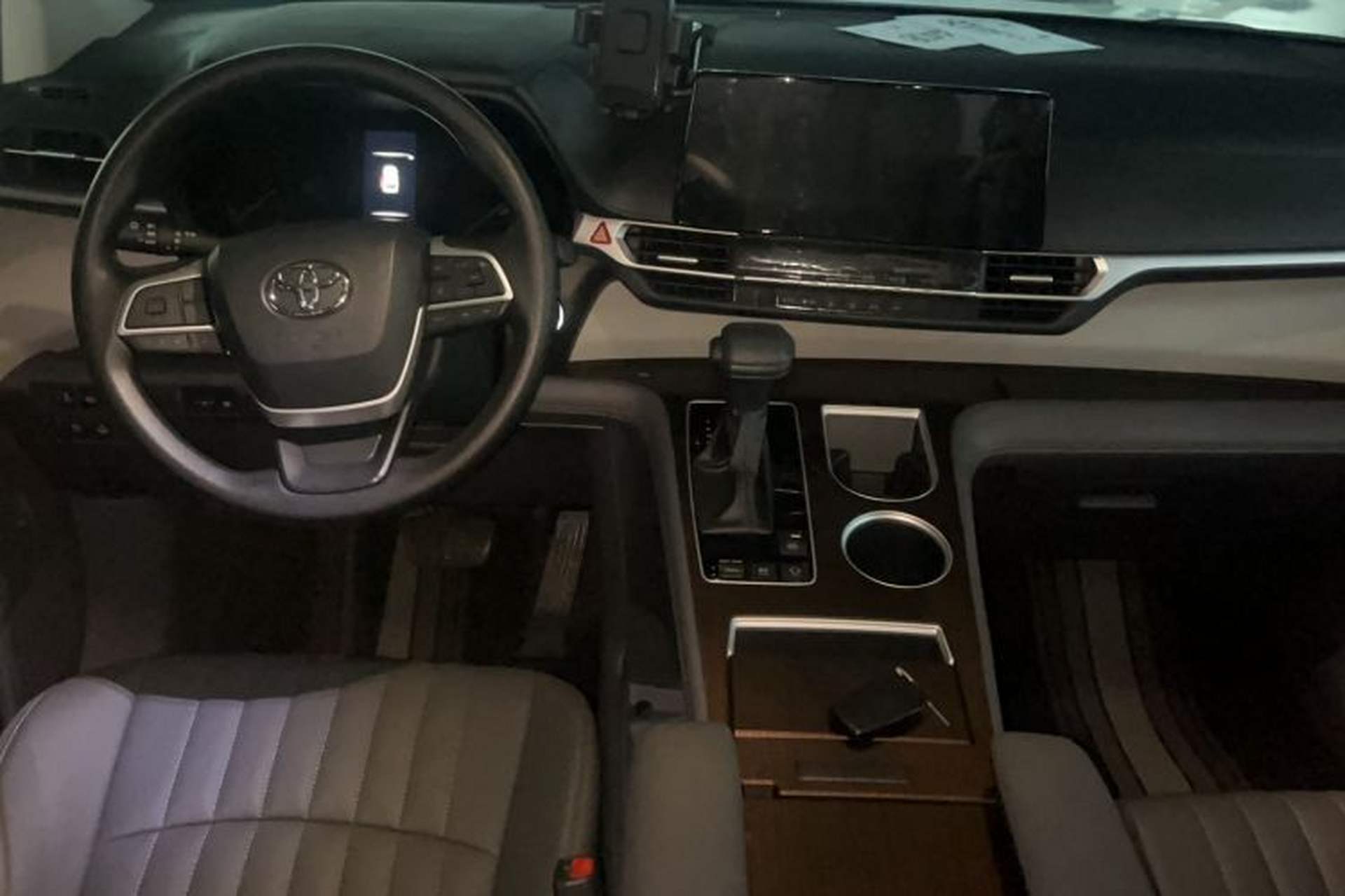 Used Toyota SIENNA 2024 2.5L Hybrid Comfort Edition Interior 3