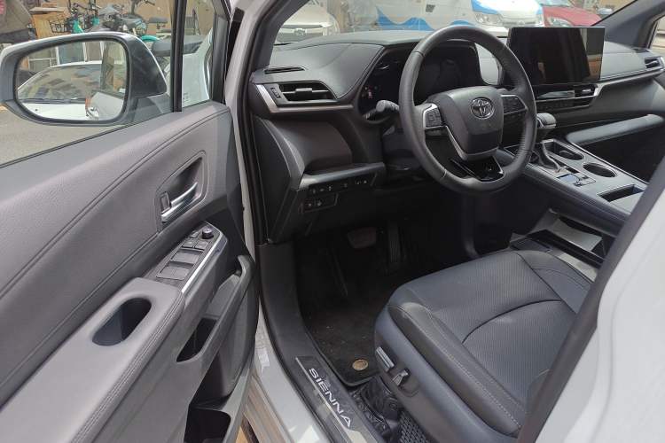 Used Toyota SIENNA 2024 2.5L Hybrid Ultimate Edition Interior 3