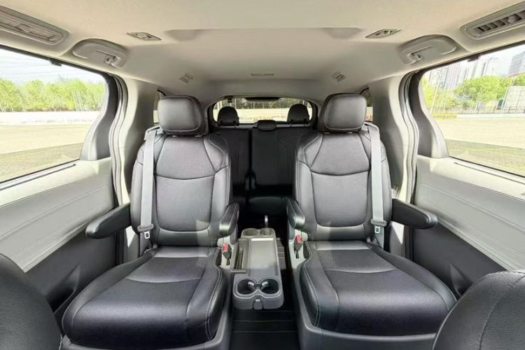 Used Toyota SIENNA 2024 2.5L Hybrid Comfort Edition Interior 3