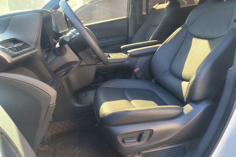Used Toyota SIENNA 2024 2.5L Hybrid Four-Wheel Drive Prestige Edition Interior 3
