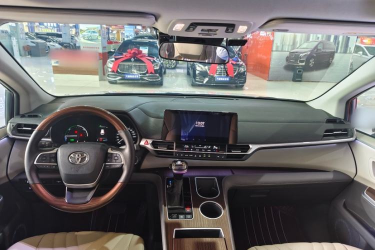 Used Toyota SIENNA 2024 2.5L Hybrid Comfort Edition Interior 3