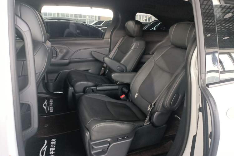 Used Toyota SIENNA 2024 2.5L Hybrid Four-Wheel Drive Prestige Edition Interior 4