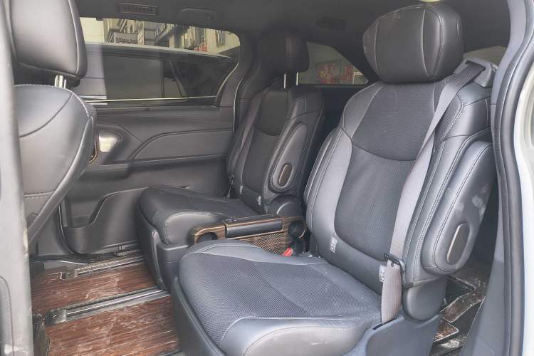 Used Toyota SIENNA 2024 2.5L Hybrid Four-Wheel Drive Prestige Edition Interior 4