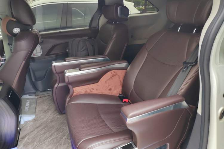 Used Toyota SIENNA 2024 2.5L Hybrid Comfort Edition Interior 4