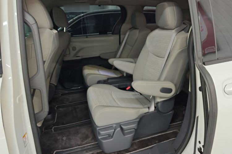 Used Toyota SIENNA 2024 2.5L Hybrid Comfort Edition Interior 4