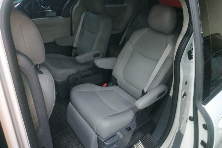 Used Toyota SIENNA 2024 2.5L Hybrid Comfort Edition Interior 4