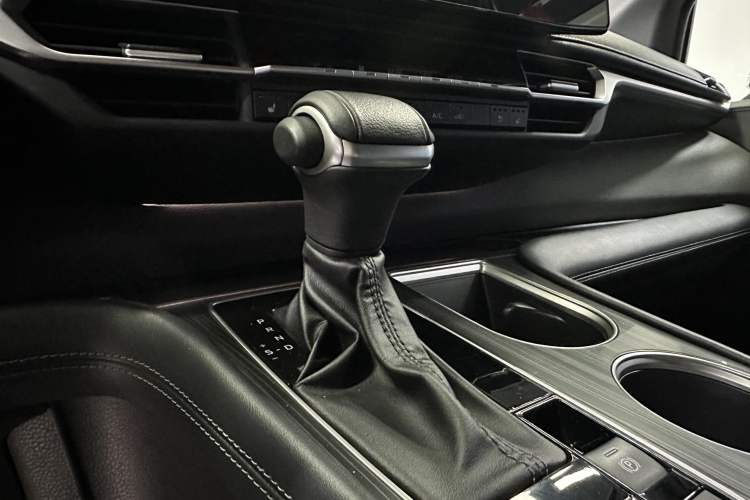 Used Toyota SIENNA 2024 2.5L Hybrid Four-Wheel Drive Prestige Edition Interior 4