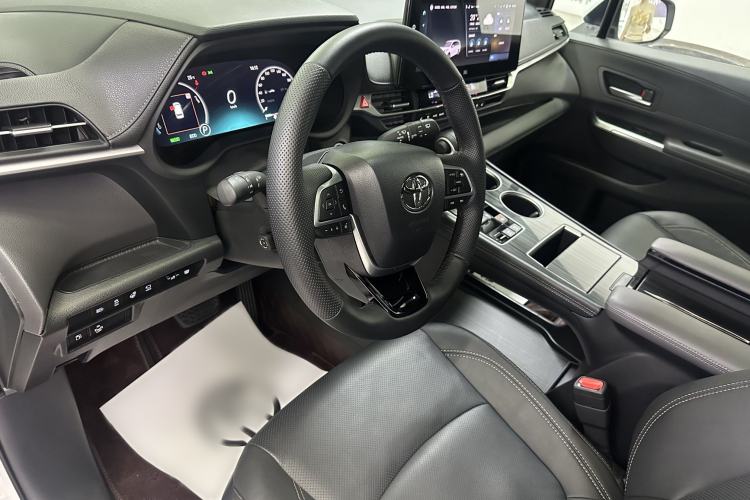Used Toyota SIENNA 2024 2.5L Hybrid Platinum Edition Interior 4