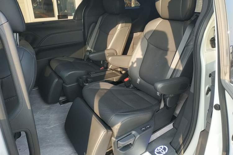 Used Toyota SIENNA 2024 2.5L Hybrid Luxury Edition Interior 4