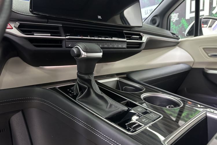 Used Toyota SIENNA 2024 2.5L Hybrid Platinum Edition Interior 4