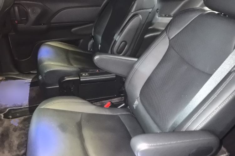 Used Toyota SIENNA 2024 2.5L Hybrid Luxury Edition Interior 4