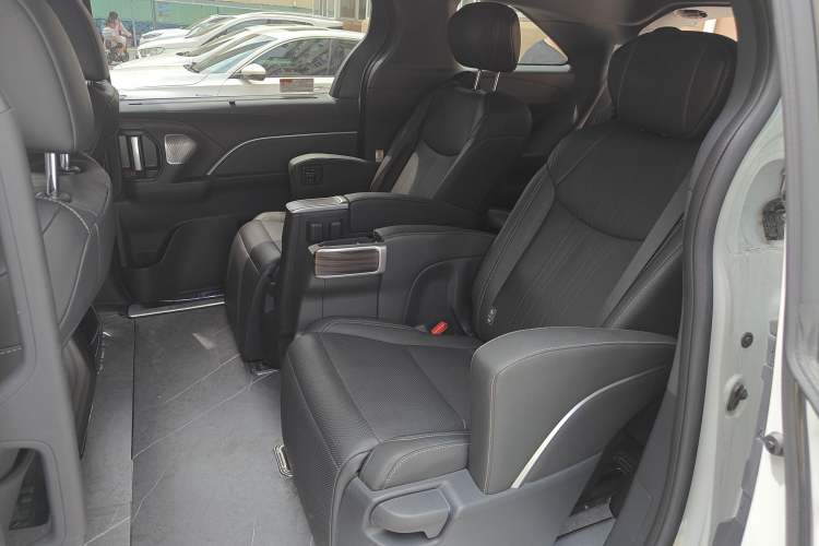 Used Toyota SIENNA 2024 2.5L Hybrid Ultimate Edition Interior 4