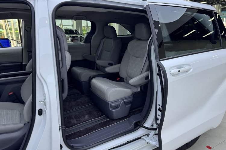 Used Toyota SIENNA 2024 2.5L Hybrid Comfort Edition Interior 5