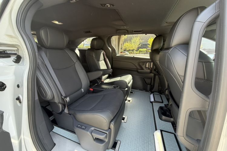 Used Toyota SIENNA 2024 2.5L Hybrid Four-Wheel Drive Prestige Edition Interior 5
