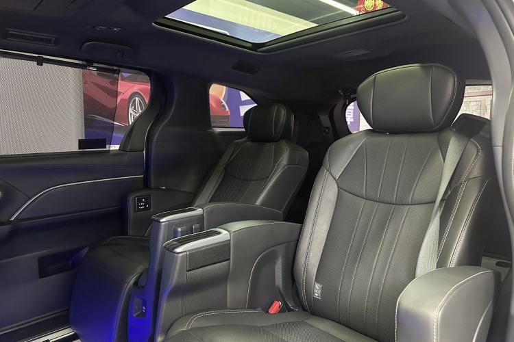 Used Toyota SIENNA 2024 2.5L Hybrid Platinum Edition Interior 5