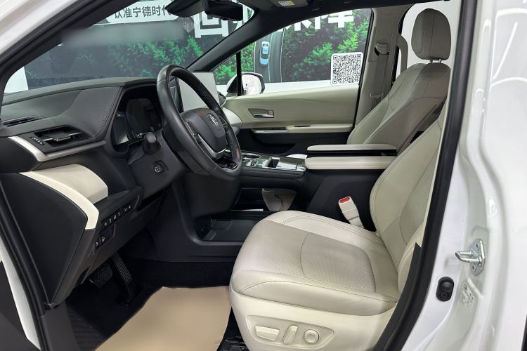 Used Toyota SIENNA 2024 2.5L Hybrid Platinum Edition Interior 5
