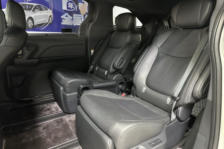 Used Toyota SIENNA 2024 2.5L Hybrid Four-Wheel Drive Prestige Edition Interior 6