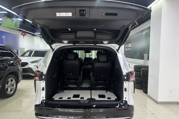 Used Toyota SIENNA 2024 2.5L Hybrid Platinum Edition Interior 6