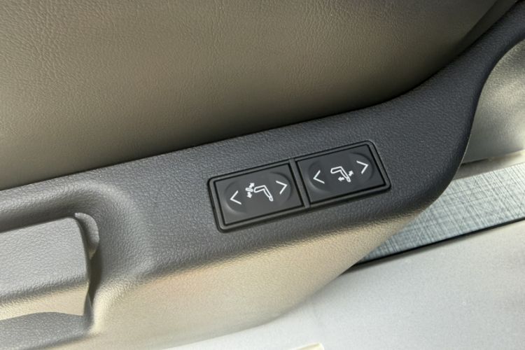 Used Toyota SIENNA 2024 2.5L Hybrid Four-Wheel Drive Prestige Edition Interior 7