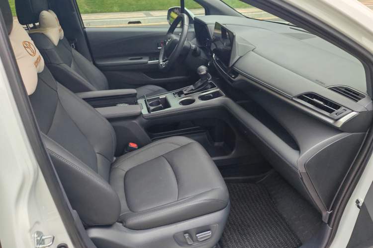 Used Toyota SIENNA 2024 2.5L Hybrid Four-Wheel Drive Prestige Edition Interior 7