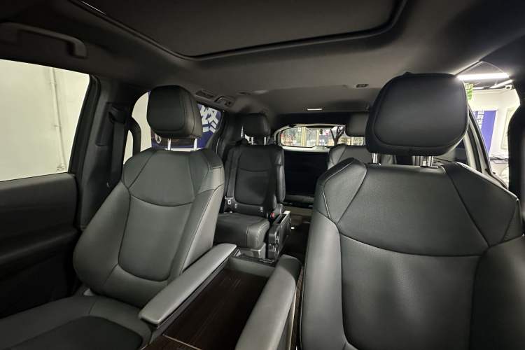 Used Toyota SIENNA 2024 2.5L Hybrid Four-Wheel Drive Luxury Edition Interior 7