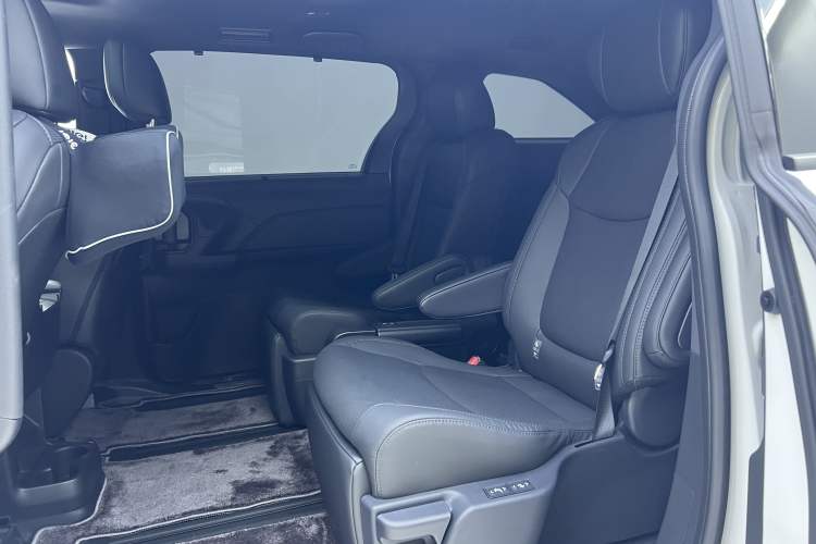 Used Toyota SIENNA 2024 2.5L Hybrid Four-Wheel Drive Prestige Edition Interior 7