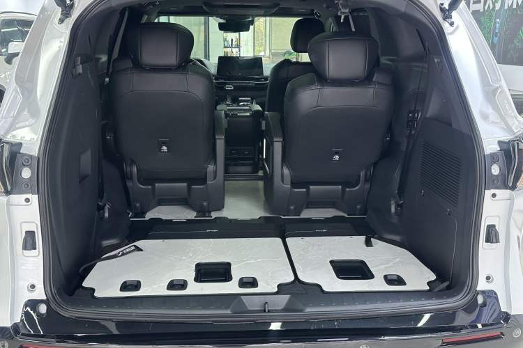 Used Toyota SIENNA 2024 2.5L Hybrid Platinum Edition Interior 7