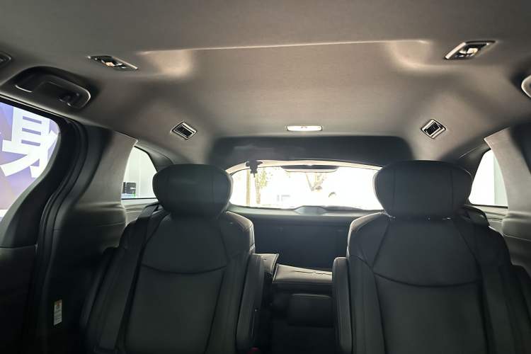 Used Toyota SIENNA 2024 2.5L Hybrid Four-Wheel Drive Prestige Edition Interior 7