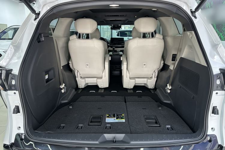 Used Toyota SIENNA 2024 2.5L Hybrid Platinum Edition Interior 7
