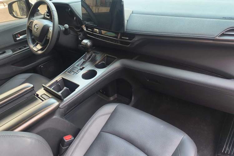 Used Toyota SIENNA 2024 2.5L Hybrid Four-Wheel Drive Prestige Edition Interior 8