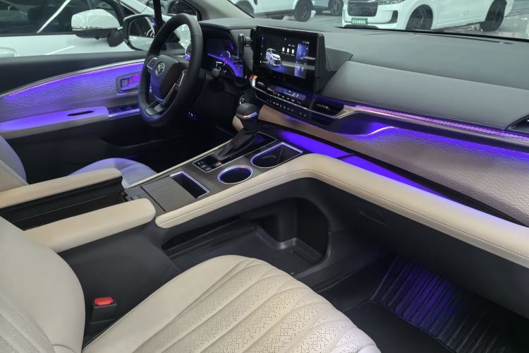 Used Toyota SIENNA 2024 2.5L Hybrid Comfort Edition Interior 8