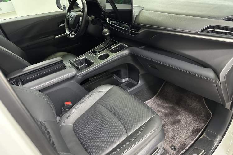 Used Toyota SIENNA 2024 2.5L Hybrid Four-Wheel Drive Prestige Edition Interior 8
