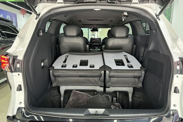 Used Toyota SIENNA 2024 2.5L Hybrid Four-Wheel Drive Prestige Edition Interior 8