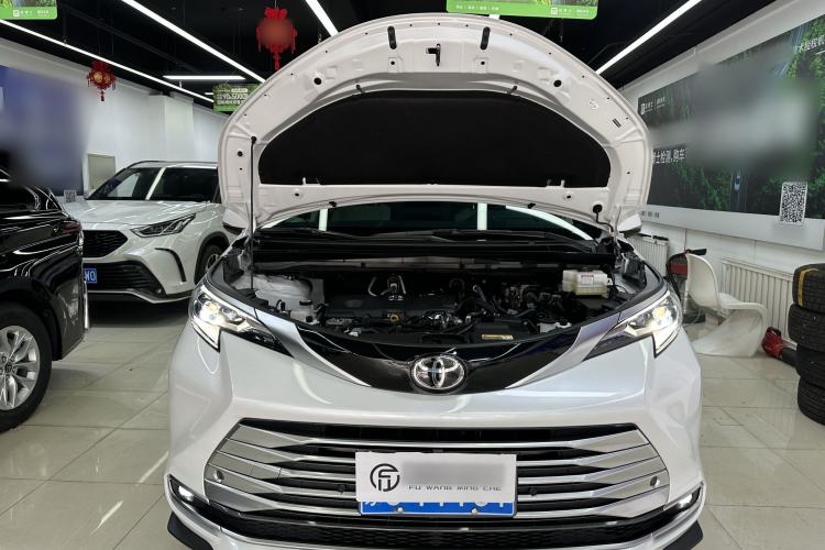 Used Toyota SIENNA 2024 2.5L Hybrid Platinum Edition Interior 8