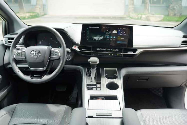 Used Toyota SIENNA 2024 2.5L Hybrid Ultimate Edition Interior 8